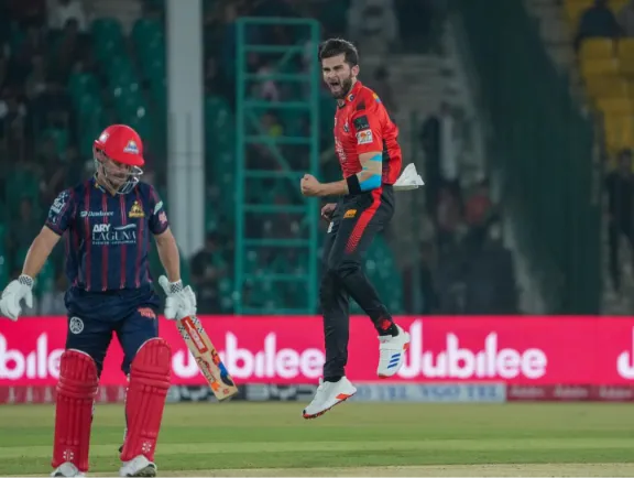 unfiltered Cricket - Defending 201 in Lahore Qalandars vs Karachi Kings Rout